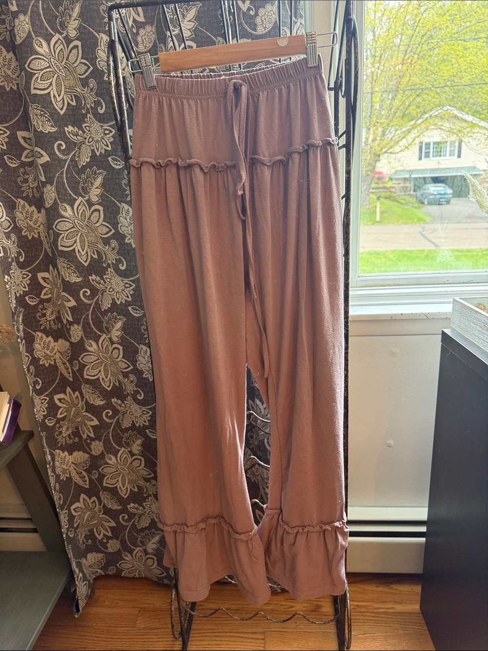 Wide-Leg Ruffle Hem Pants in Mauve